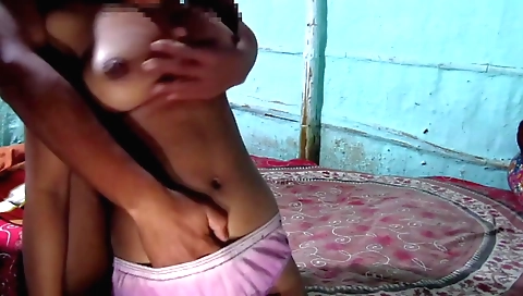 This amateur porn video shows a hot brunette in action