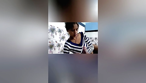 Indian amateur video shows a sexy woman taking off her clothes