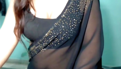 Indian babe dances and rubs her body in solo video