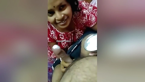 Amateur milf boudi gets banged by a guy in webcam video