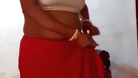 Sexy amateur brunette in indian clothes takes a break
