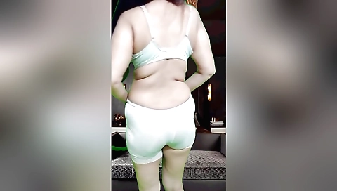 Steffi with big boobs and ass shows her sexy body on webcam