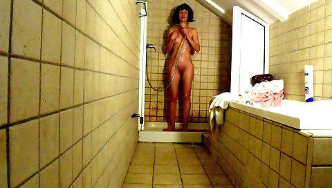 Solo female amateur with a hot body enjoys her shower