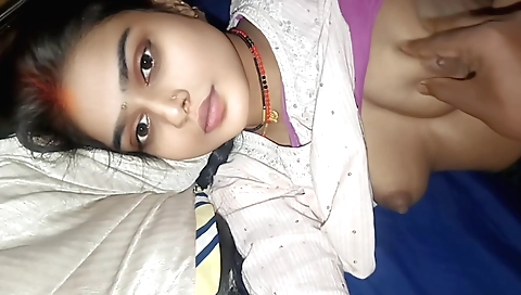 Indian slut gets a huge dick fuck in the bed in hd sex clip