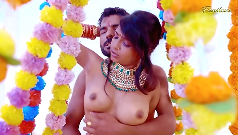 Indian bimbo enjoys a hot wedding night with lover