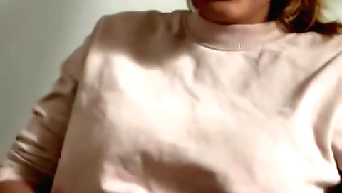 Indian babe with small boobs goes to the washing machine