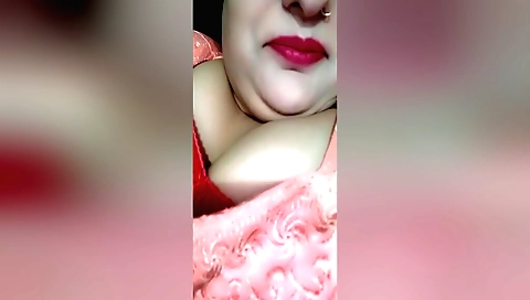 Amateur hottie with a shaved bush fucks her tits  in front