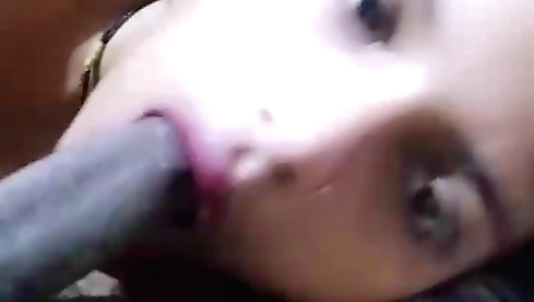 Indian brunette gets her pussy fucked in a webcam clip