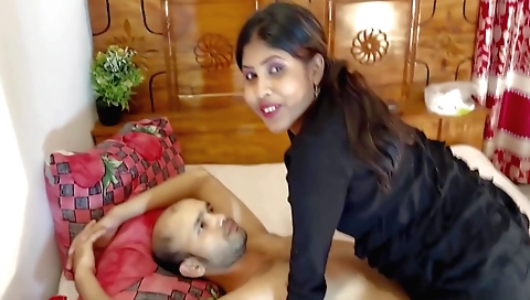 Hot amateur brunette plays with a big booty and a dildo