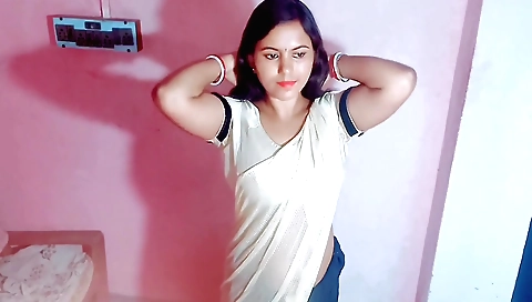 Indian woman with big boobs and ass doing solo sex
