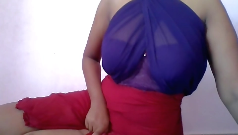 Indian babe dances on webcam to show her sexy body