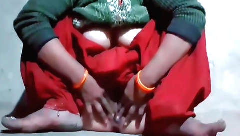Indian girl loves to play with her vibrator and fuck it