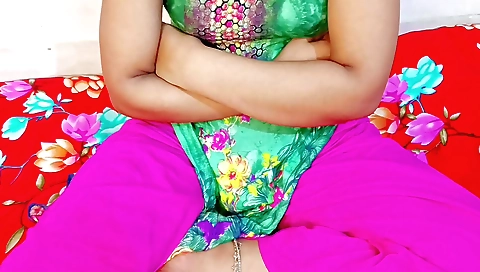 Indian amateur video with a solo girl making love to herself
