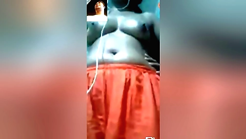 Indian amateur brunette showing her sexy body in the webcam