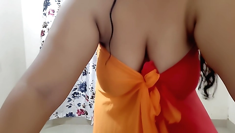 Sexy beauty presents herself in horny mode in solo webcam