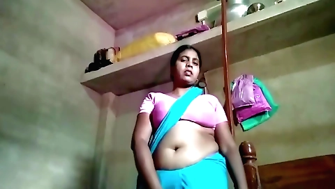Indian desi wife shows her pussy in hot solo video
