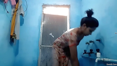 Indian babe is showing off her body in the bathroom