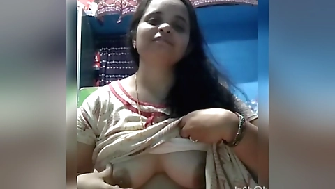 Bhabhi is showing off her boobs on her own in amateur video