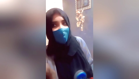 Amateur teen takes off sexy clothes and enjoys sex