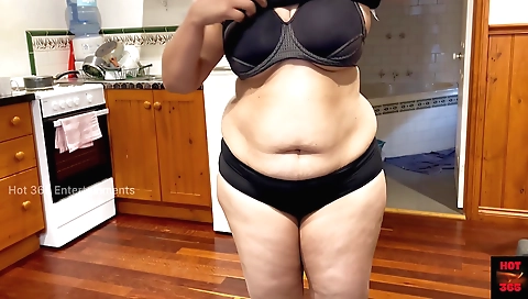 Amateur wife seduces her husband's friend in front of the webcam