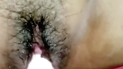 Indian girl shows her hairy pussy in amateur porn video