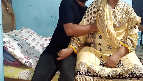 Amateur hairy pussy fuck with a chubby pussy of a big booty girl