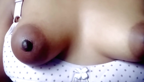 Amateur sex video of a beautiful babe wearing a bra