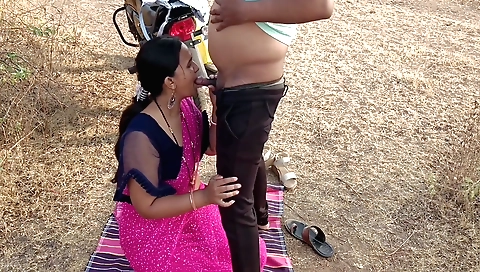 Indian brunette gets fucked in the jungle by her boyfriend